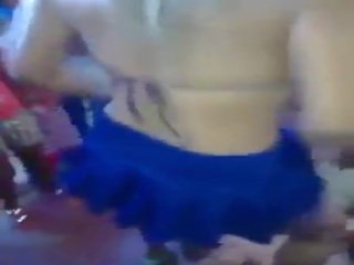 Edecan jovencita bailando untando su কমান্ড ব্লজব