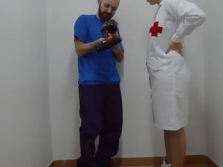 Enfermeira fazendo primeiro aid em pila