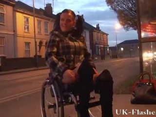 Leah caprice villanás punci -ban nyilvános -től neki wheelchair -val handicapped engli