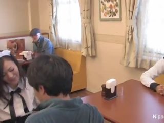 Sievä aasialaiset tarjoilija antaa kaksinkertainen suihinotto