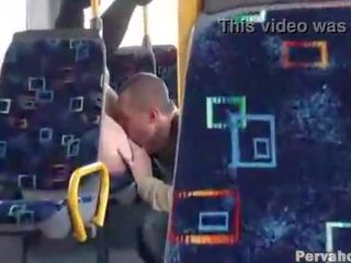 Sexe et exhibitionniste couple sur publique autobus