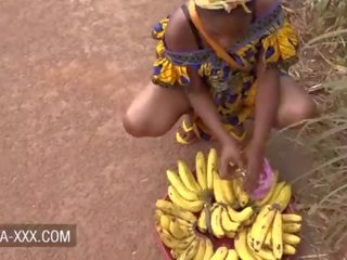 Mustanahaline banaan seller tütar võrgutas jaoks a silmapaistev täiskasvanud film
