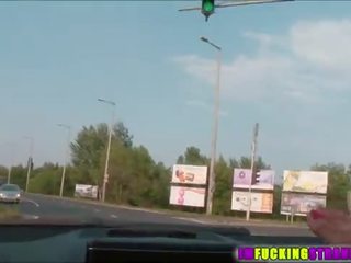 Секси брюнетка кира кралица получава spotted и offered а езда от непознат