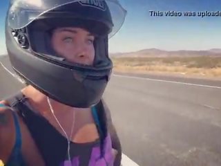 Felicity feline motorcycle võrgutaja ratsutamine aprilia sisse rinnahoidja